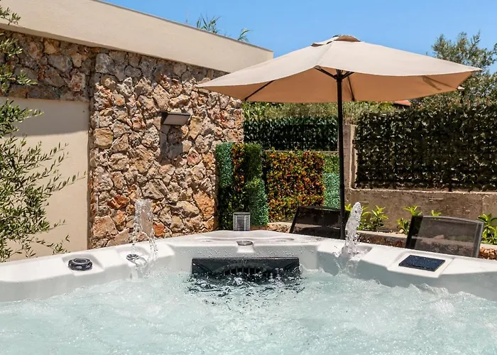 The Infinities بلدة كوس